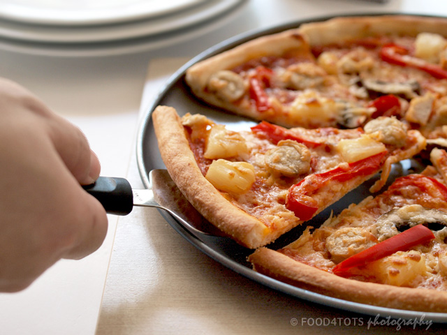 thin-crust pizza, food for tots, recipes for toddlers, pizza, homemade pizza, thin-crust